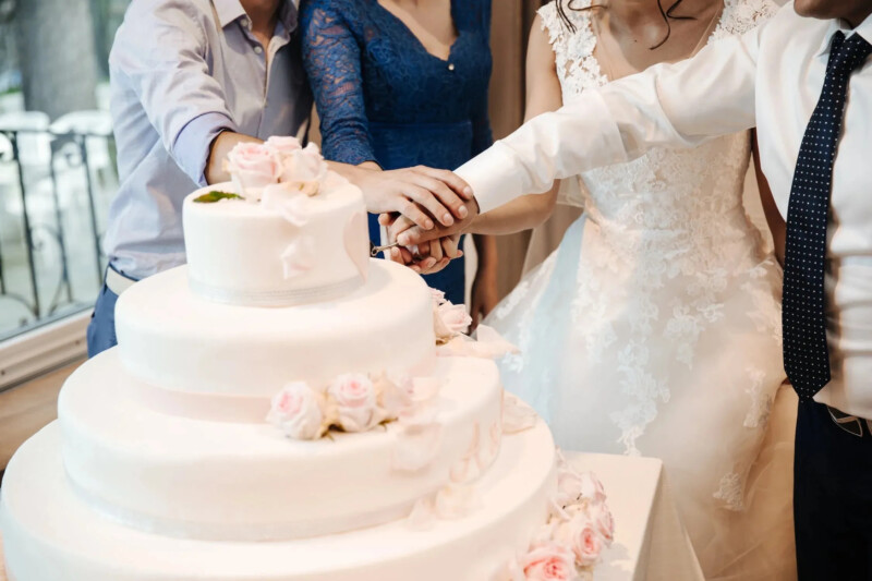 How to Cut a Wedding Cake