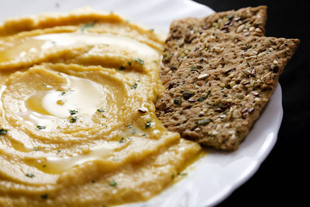 Best Crackers for Hummus Pairings